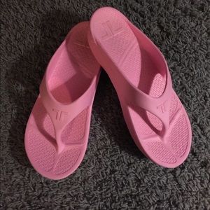 Telic sandals size M